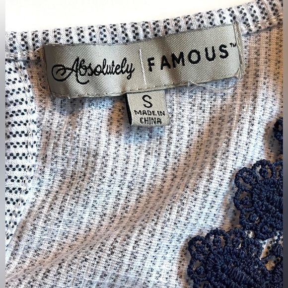 Absolutely Famous Blue and White Patterned Blouse Tee Women’s Size Small - Picture 4 of 10